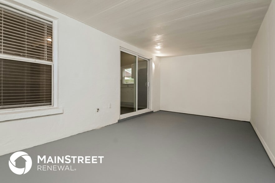 Building Photo - 3222 6th Ave W