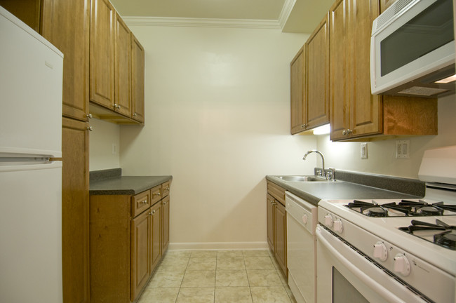 Mid-rise Renovated Kitchen - The Glens on Battery Lane