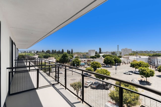 Building Photo - 3450 W 43rd St