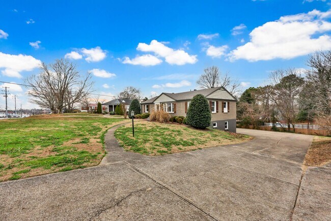 Building Photo - Great Location! Memorial Dr! Beautiful 3 Bedroom 2 Bath Ranch over Unfinished Basement!!