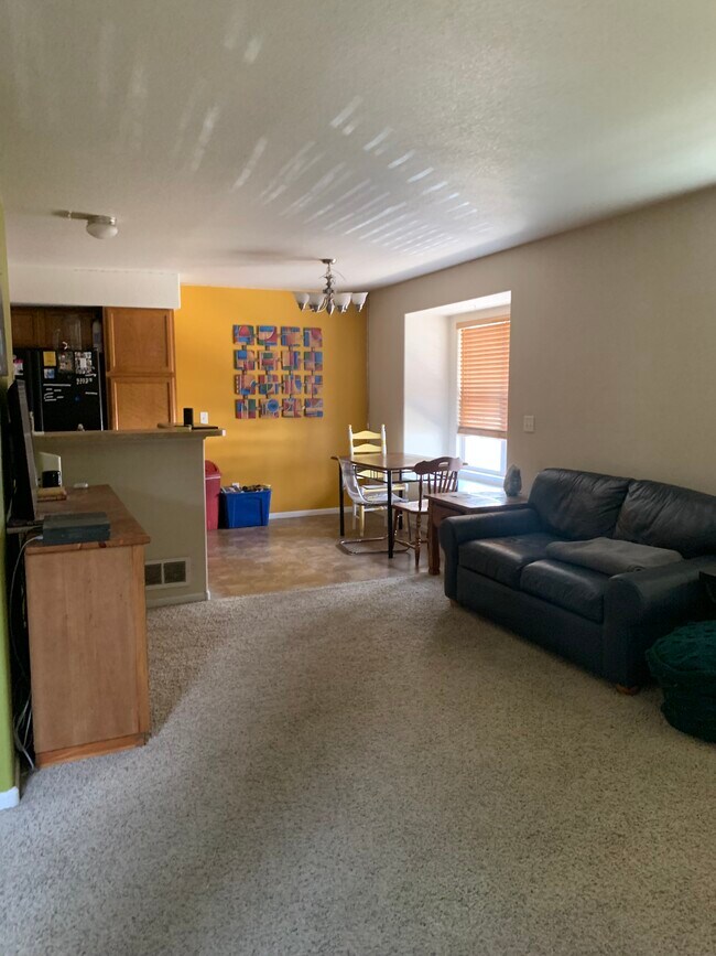 Building Photo - 844 Apex Dr