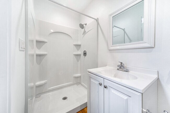 Building Photo - 422 N Batavia St