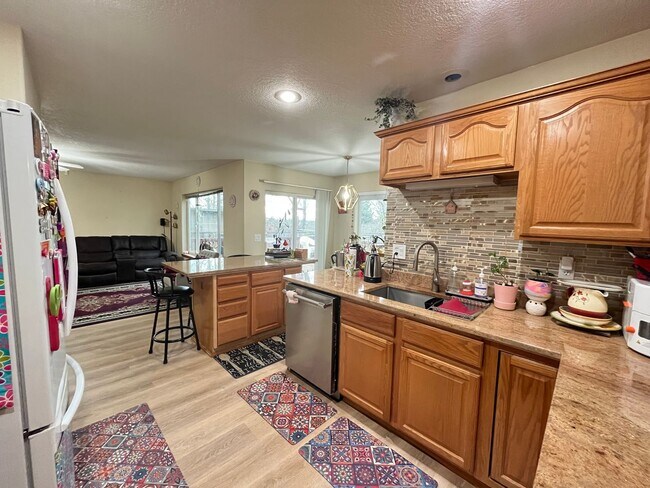 Building Photo - Beautiful 3 Bed, 2.5 Bath House in Central...