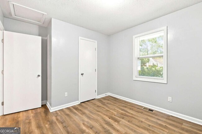 Building Photo - 715 W Creek Cir