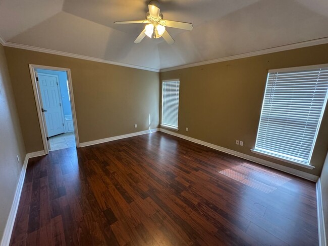Building Photo - Gorgeous 3 Bedroom Home
