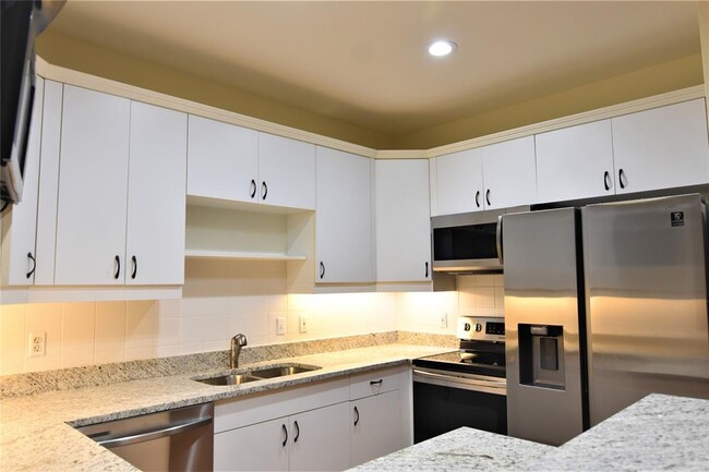 Building Photo - 4040 Avondale Ave