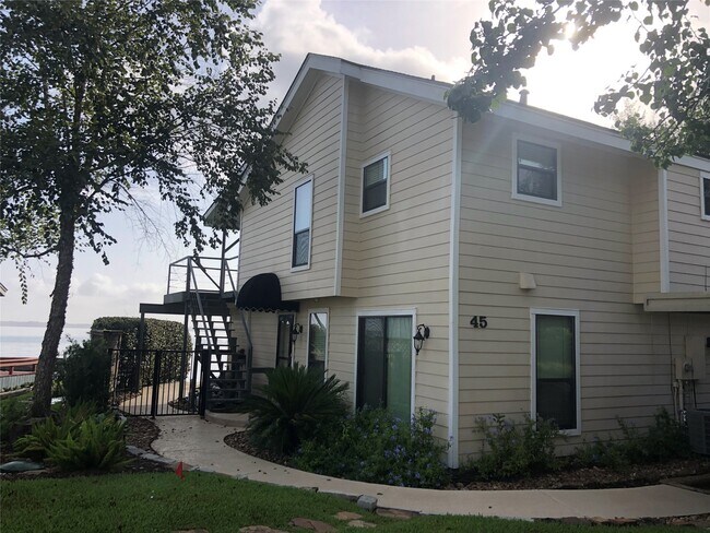 Building Photo - 45 Lakeview Village