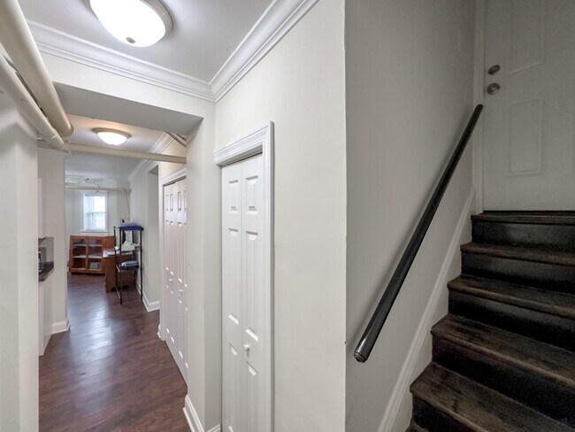 Building Photo - 2131 W Giddings St