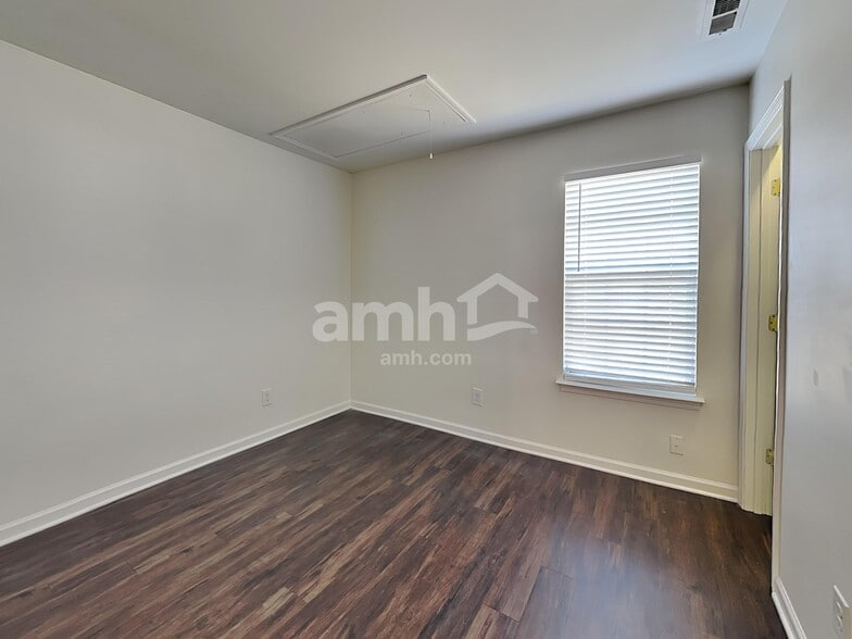 Building Photo - 4404 Wolf Run Dr