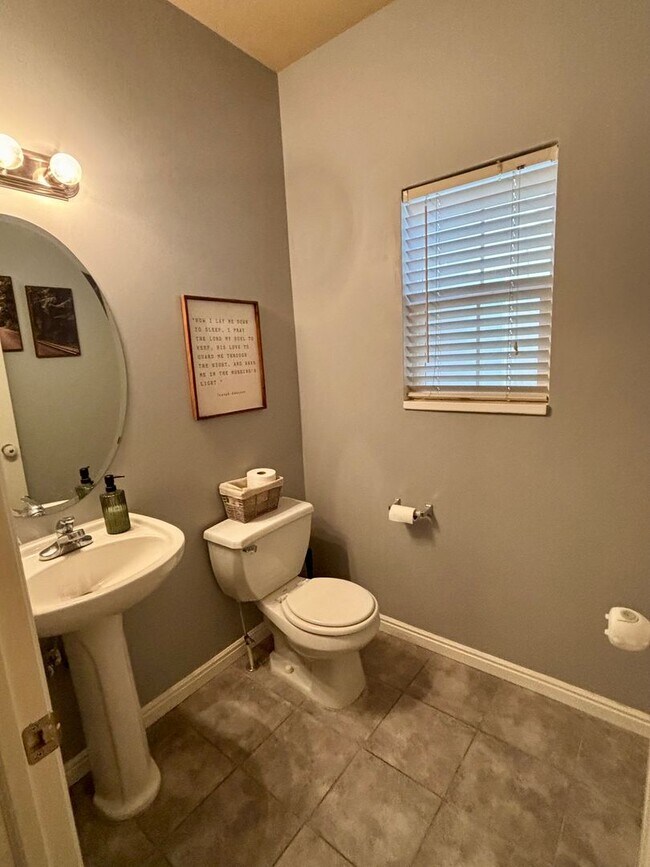 Building Photo - GORGEOUS Townhome!!!