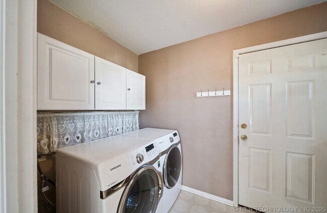 Building Photo - Located in a cul-de-sac, this 3 bedroom, 2 bath, 2 car garage home boasts over 2000 sq ft and a g...