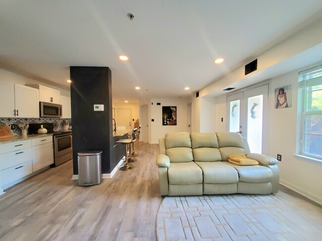 Building Photo - 9720 Lake Point Ct