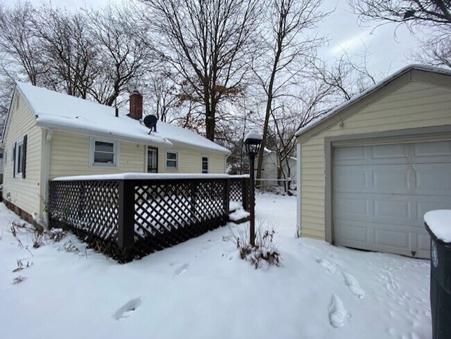 Building Photo - Cozy West Akron Ranch w/ Finished Basement & Garage