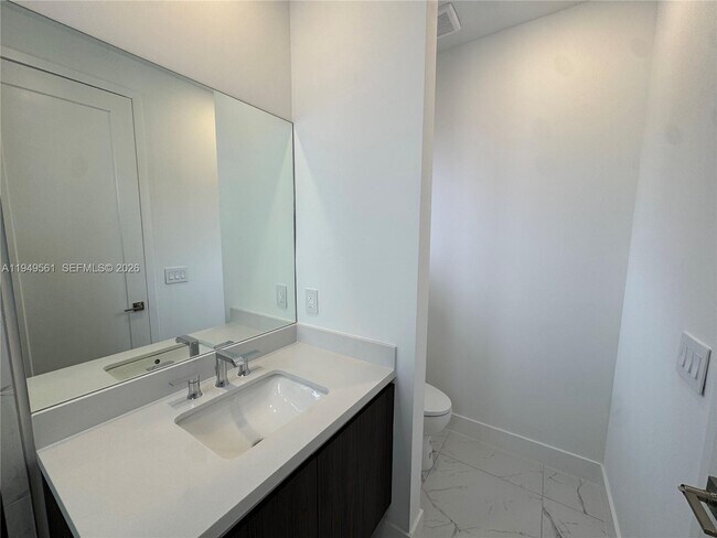 Building Photo - 19749 NE 16th Pl