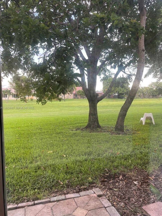 Building Photo - 3141 N Palm Aire Dr