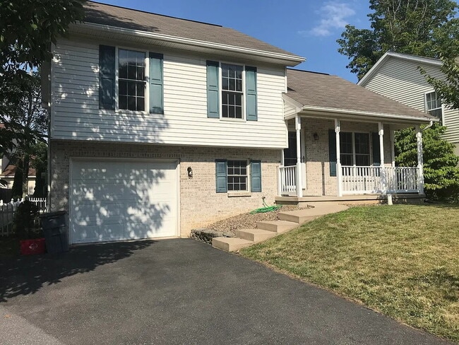 Building Photo - This pet free single family home is strategically located in State College