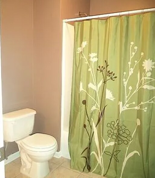 Full 2nd Bathroom Upstairs - 79 Courtyard Way