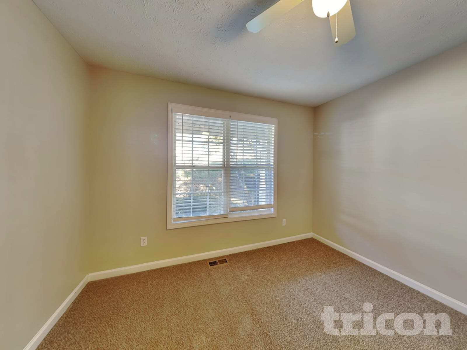 Building Photo - 930 Willow Hollow Dr