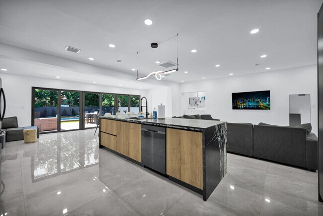 Building Photo - 5313 NE 1st Ave