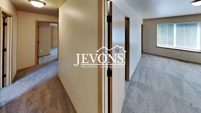 Building Photo - 708 N 29th Ave