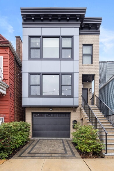 Building Photo - 23 Manhattan Ave