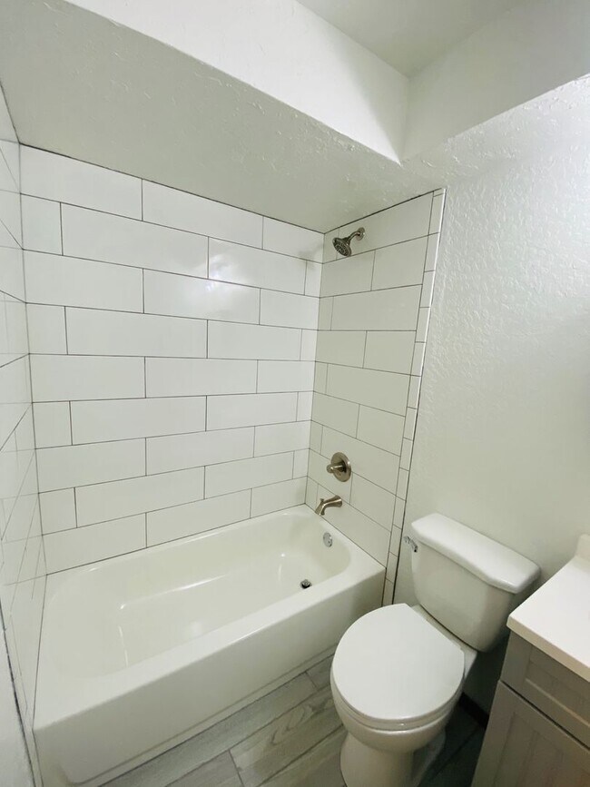 Building Photo - 305 S Fifth