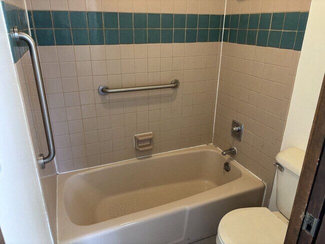 Building Photo - Classic Studio in the Heart of Downtown Sa...
