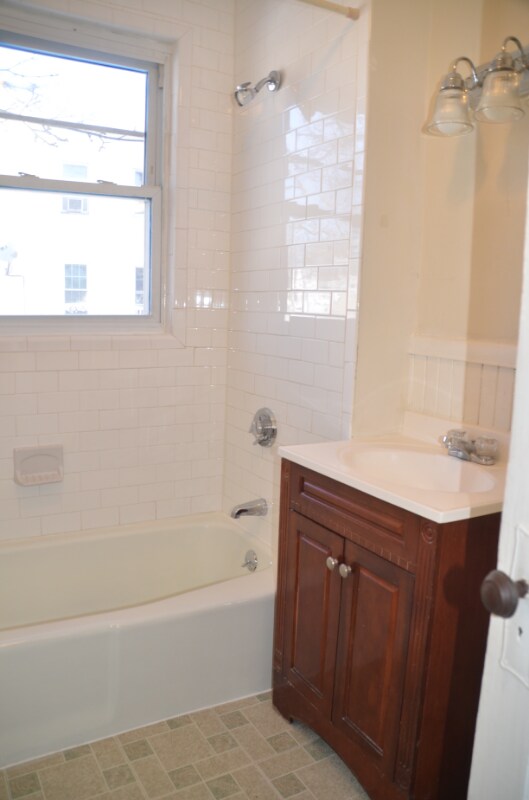 Building Photo - 10-10 Howard St