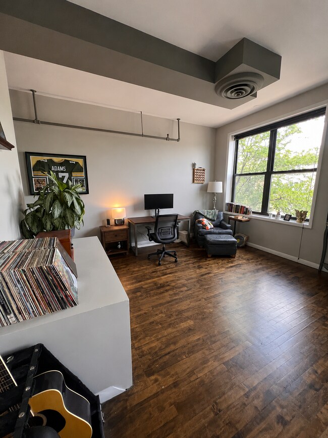 Building Photo - 2013 W Division