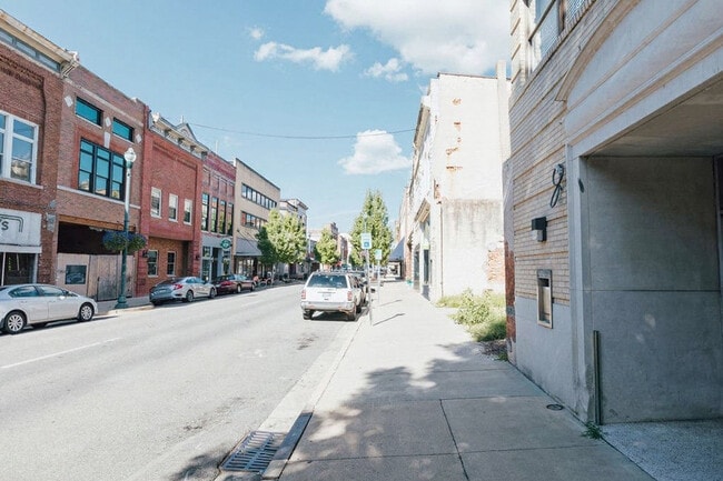 Building Photo - 202 E Main St