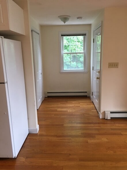 Entrance foyer with large double closet - 18 Dunstan St