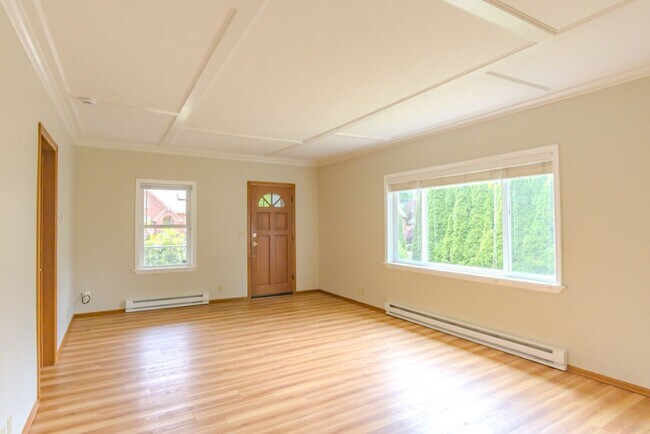 Building Photo - Spacious 1 bedroom Maple Leaf Bungalow w/AC!