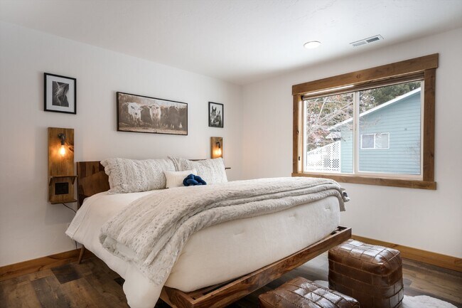 Building Photo - Avail October thru May.  Fully furnished w/ internet & utilities included
