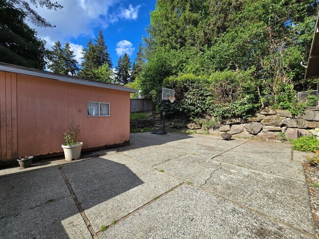 Building Photo - Updated 2-Story home with Day light basement. Big lot w/ RV & Boat parking