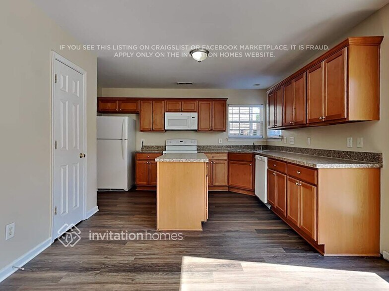 Building Photo - 8422 Oak Dr