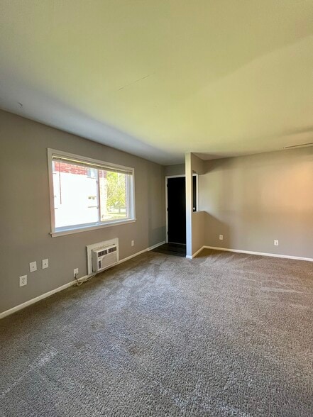 Building Photo - Oakwood Apartments