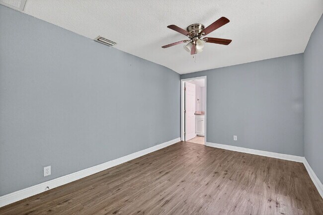 Building Photo - Location, Location, location! Large 3 Bedroom, 2 Bathroom Home for rent. This home has recently b...