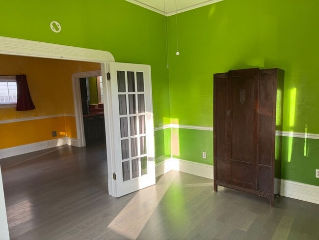 Building Photo - Adorable 1 BD + Loft and Office Bungalow in SE Richmond Neighborhood. ** Central Heat & AC! **