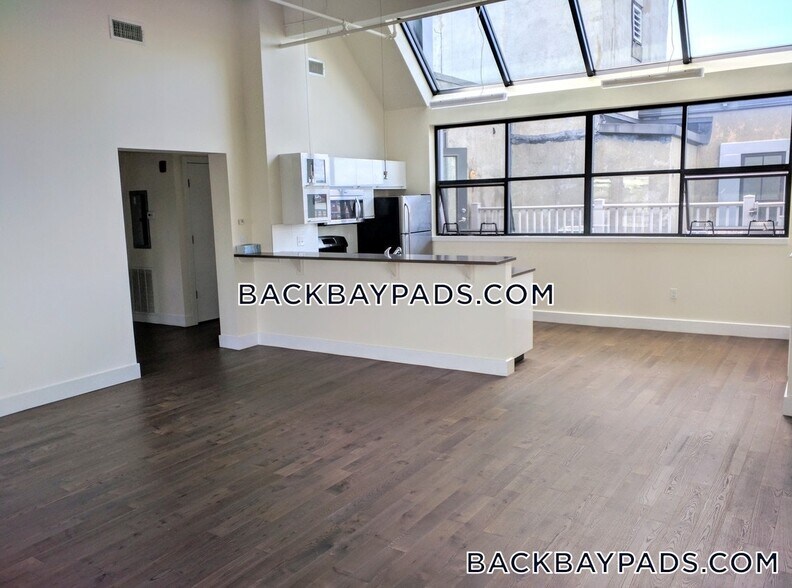 Building Photo - 1126 Boylston St