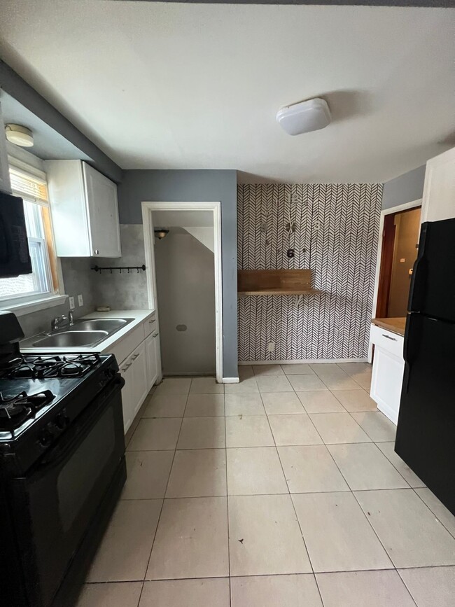 Building Photo - 6016 Farmbrook St