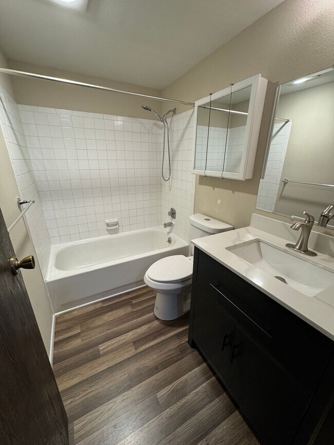 Building Photo - 3Bd/1.75Ba Bellevue Condo