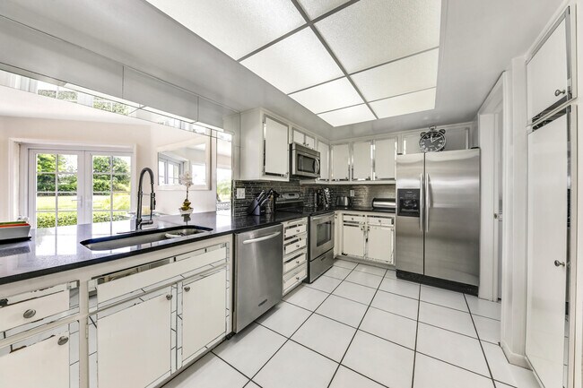 Building Photo - 450 French Royale Cir