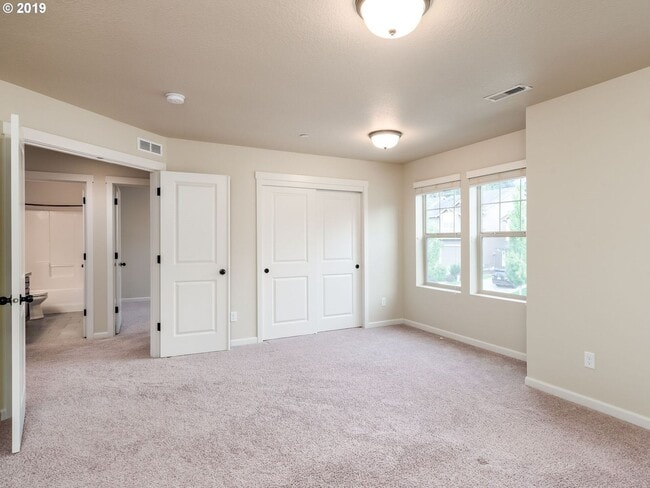 Building Photo - 4 Bedroom Home on Quiet Street w/Office on Main Level!