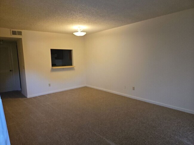 Building Photo - Spacious 1 Bedroom, 1.5 Bath Townhouse – Minutes from Nashville