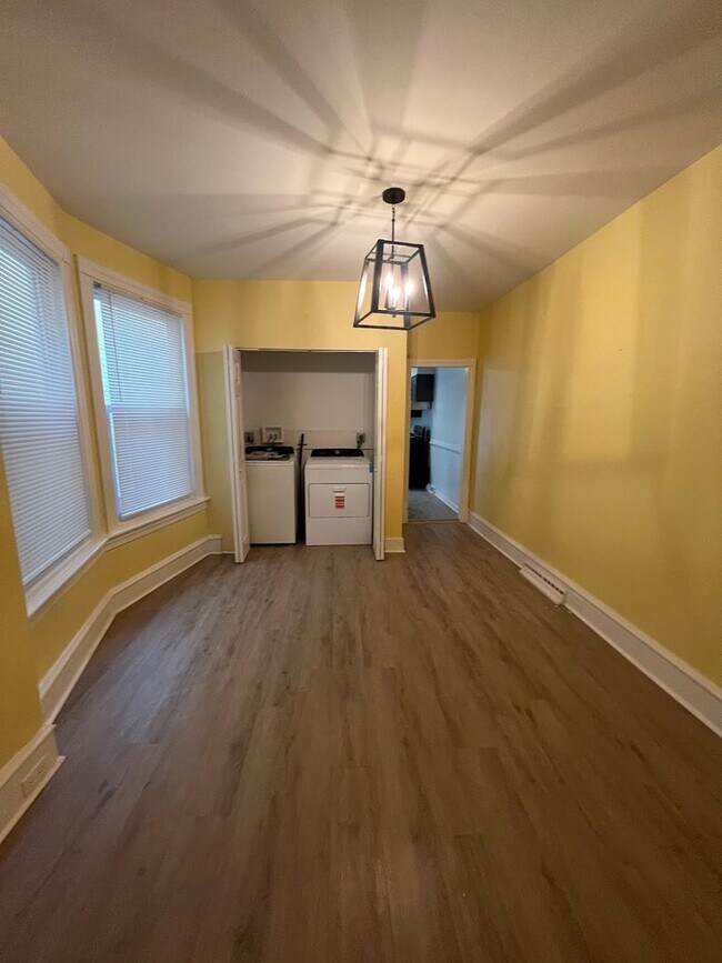 Building Photo - 5 Bedroom House