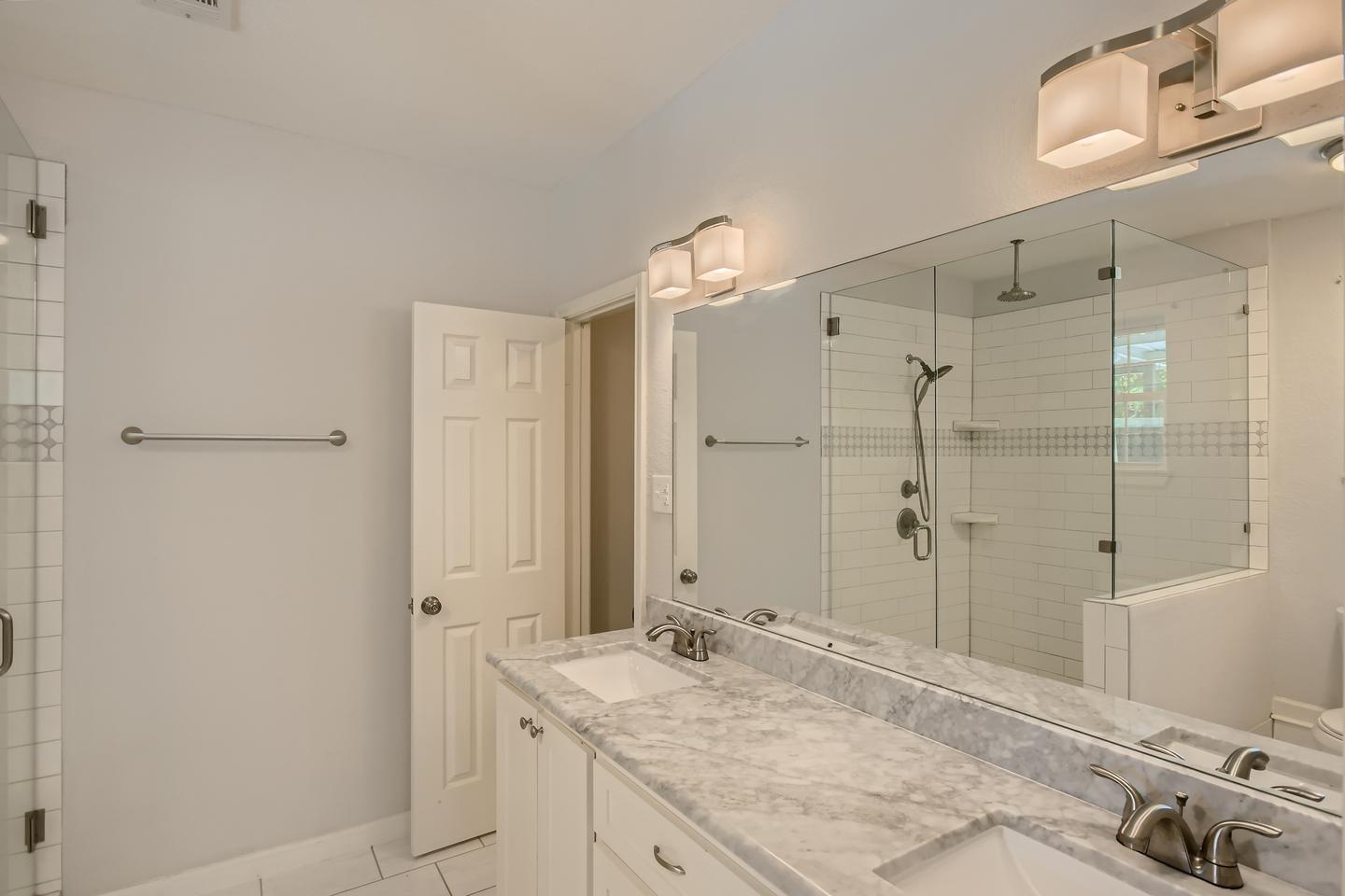 Building Photo - Bright Stevens Park home minutes from Bishop Arts & Trinity Groves