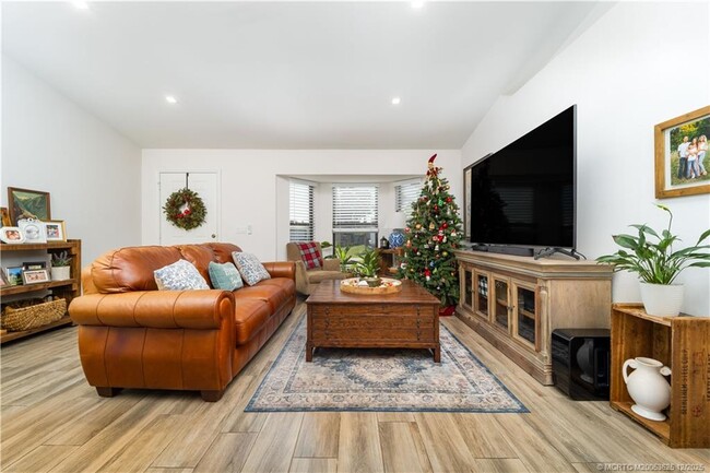 Building Photo - 2141 SW Janette Ave