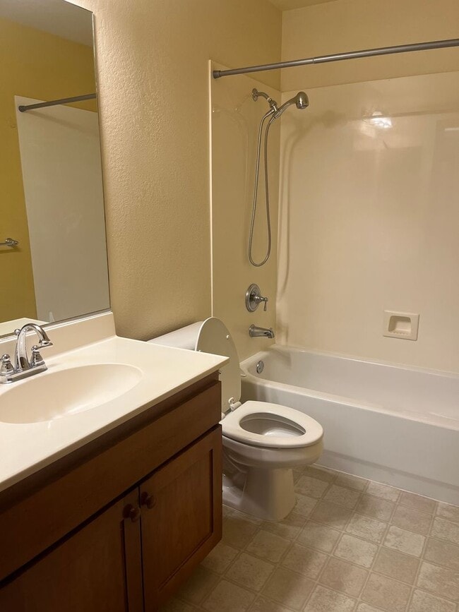 Building Photo - 3 Bedroom 2.5 Bath Townhouse