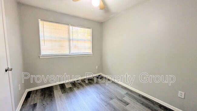 Building Photo - 4527 Versailles Dr