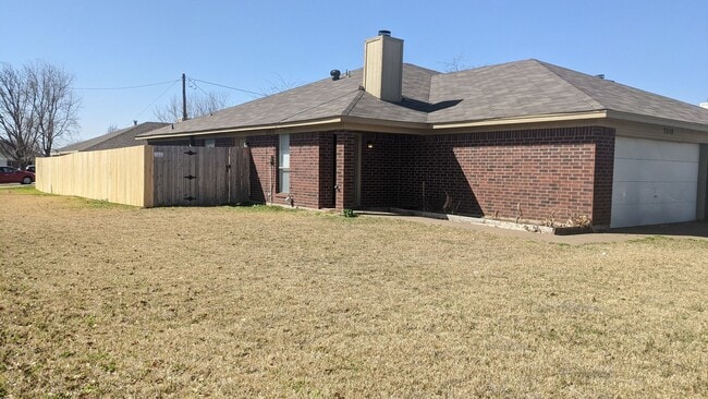 Building Photo - Cute duplex unit in NRH